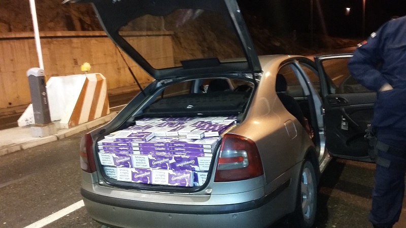 Заплењен аутомобил крцат кријумчареним цигаретама